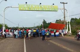 Los manifestantes cierran completamente la ruta de ingreso a Ayolas.