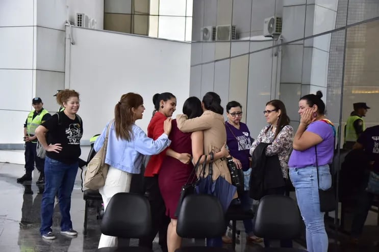 La Red de Mujeres Periodistas y Comunicadoras del Paraguay apoyó a las periodistas que sufrieron violencia por parte del diputado Yamil Esgaib.