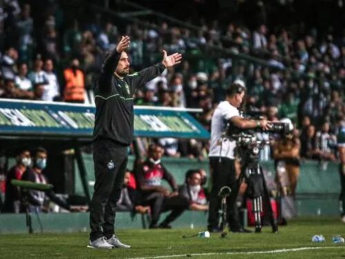 Gustavo Morínigo reclama una acción en el choque contra el Brasil de Pelotas por la antepenúltima jornada de la Serie B.