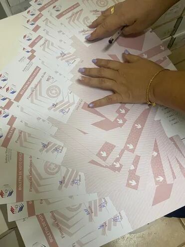 Papeletas prefirmadas que fueron halladas en el Registro Electoral de Villarrica.
