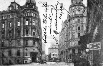 El Café Louvre en una postal de 1898. Su toldo se puede ver a la derecha, detrás del cartel de Josef Flamm.