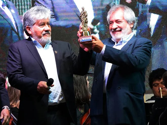 Los integrantes de Vocal 2 muestran el trofeo  “Emiliano R. Fernández” recibido.
