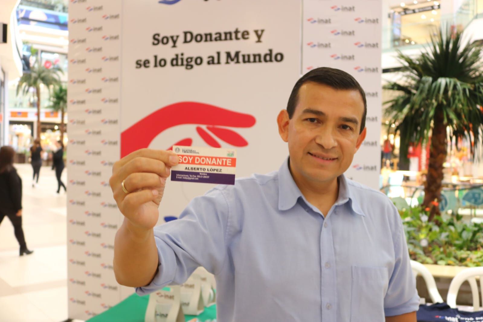 Imagen de referencia: un hombre muestra su certificado de donante de órganos. 