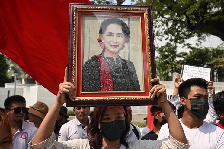 Manifestantes con un retrato de la líder civil birmana Aung San Suu Kyi fuera de la sede de la ONU en Bangkok, Tailandia, este jueves.