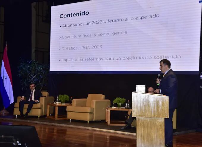 Ministro de Hacienda, Óscar Llamosas, durante su exposición ayer en el Banco Central del Paraguay (BCP).