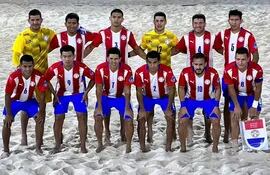 Dotación completa de la selección paraguaya de fútbol playa (Los Pynandi) que golearon ayer a Arabia Saudita 10-2 y jugarán hoy la final frente a Brasil en el certamen playero Neom Beach Soccer.