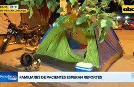 Familiares de pacientes acampan esperando reportes