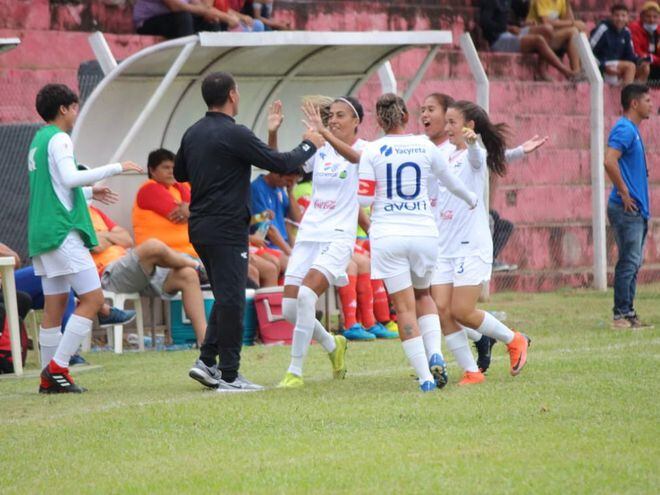 Las jugadoras de Nacional-Humaitá celebran uno de los goles en el empate contra General Caballero de Juan León Mallorquín por la fecha tres del torneo Apertura 2022.