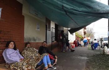 Pobladores de la localidad de Jesús de Tavarangüe acampan frente a la sede de a Justicia Electoral en Encarnación, este martes.