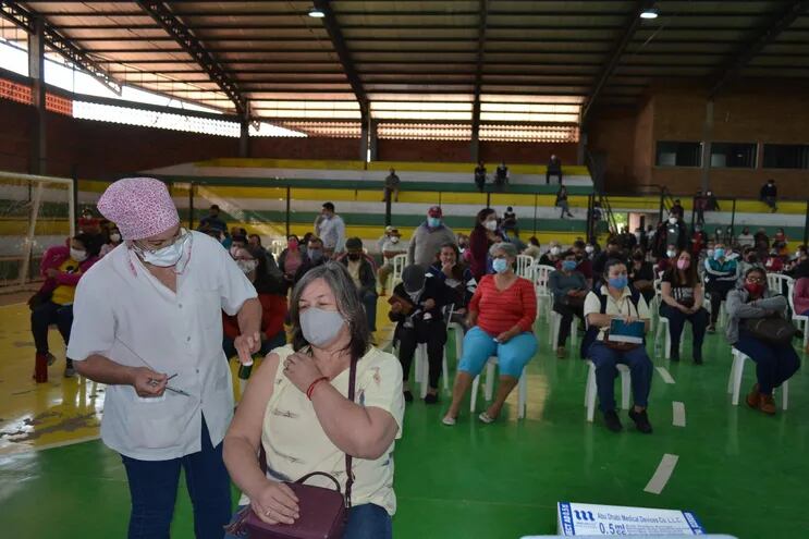 Prosigue la vacunación en el polideportivo municipal de San Juan, Misiones.