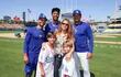 Shakira y sus hijos Sasha y Milan posan felices con las estrellas de los Dodgers. (Instagram/Shakira)