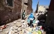 Un niño camina entre los escombros de edificios dañados en Moulay Brahim, al sur de Marrakech, Marruecos, tras un potente terremoto.