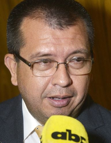 Derlis Osorio, senador (ANR), deja la bancada integrada por sus colegas  Lilian Samaniego y Mirta Gusinky.