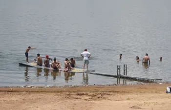 Extranjeros se bañan en la Bahía de Asunción.