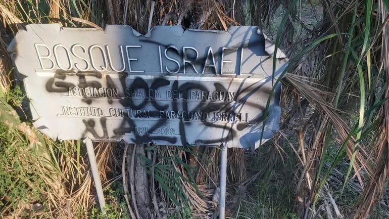 El cartel metálico que da la bienvenida al Bosque de Israel en el Parque Ñu Guazú fue vandalizado.