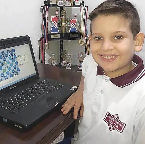 Enzo Viñales se alza con otro gran triunfo en ajedrez online.