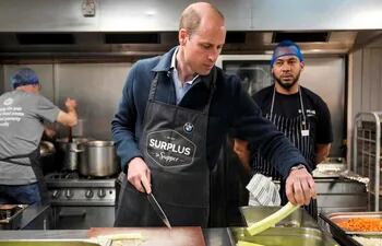 William, príncipe de Gales, ayudó a cocinar durante su visita a Surplus to Supper, un centro de redistribución de excedentes de alimentos ubicado en Surrey.