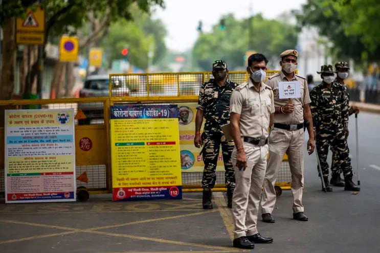 Los policías vigilan un control de carretera en Nueva Delhi. India cerró su capital durante una semana a partir del 19 de abril, para tratar de controlar el nuevo brote de coronavirus.