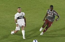Richard Ortiz trata de generar un ataque para Olimpia ante la marca de un jugador del Fluminense