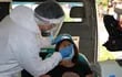 Un funcionario de salud realiza una prueba de detección del covid-19 en Santa Cruz, Bolivia.