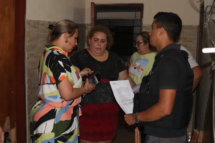 Zulma Verónica Villalba Colmán (remera negra), ex funcionaria del IPS, fue detenida en la noche del jueves en su vivienda ubicada en el barrio Loma Pytá de Asunción.