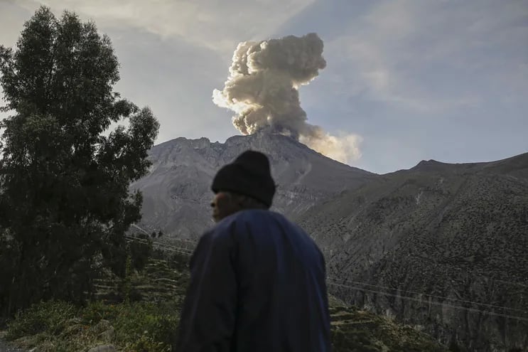 El volcán Ubinas en Moquegua, Perú, volvió a explotar y produjo columna de ceniza de 4.000 metros