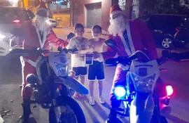 Agentes de la Policía Nacional se visten de Papá Noel y reparten juguetes.