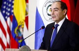 El ministro de Relaciones Exteriores, Antonio Rivas Palacios, al anunciar ayer en Cancillería  la integración de una comisión que asesorará en la renegociación con el Brasil del Tratado de Itaipú.