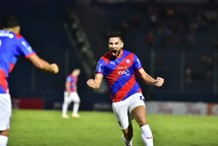 Daniel Rivas, futbolista de Cerro Porteño, festeja el tanto que convirtió contra Guaireña por la decimoquinta jornada del torneo Apertura 2023 del fútbol paraguayo.
