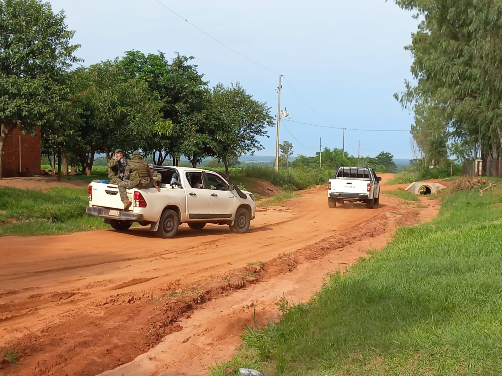 Elementos de las fuerzas especiales en desplazamiento en las zonas de Bola Kua y Mboi Kua, donde actuaron los criminales.