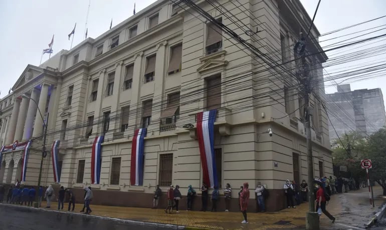 Una larga fila de ciudadanos también buscó hacer gestiones en el Banco Nacional de Fomento, en su sede central ubicada sobre Independencia Nacional y Cerro Corá.