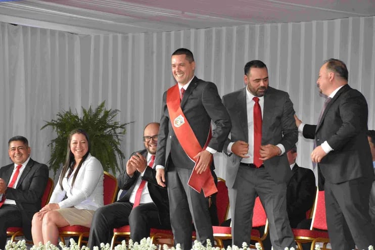 Nelson Martínez, nuevo Gobernador de Canindeyú, junto a su sucesor Cesar Ramírez y miembros de la Junta Departamental
