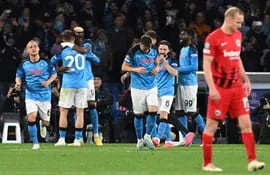 Nápoles goleó y clasificó a los cuartos de final de la Liga de Campeones