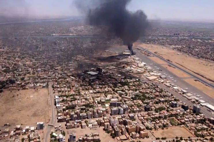Esta captura de video tomada de un video de AFPTV del 20 de abril de 2023 muestra una vista aérea del humo negro que se eleva sobre el Aeropuerto Internacional de Jartum en medio de batallas en curso entre las fuerzas de dos generales rivales.