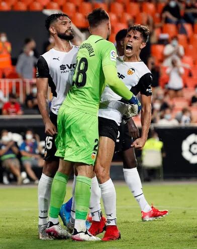 Omar Alderete (i) y Paulista felicitan al portero, Mamardashvili, tras la victoria lograda en la primera fecha ante Getafe.