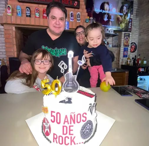 El periodista Federico Arias recibió sus 50 años rodeado del amor de su esposa Marly Cáceres y sus princesas Luciana y Mía Alessia.