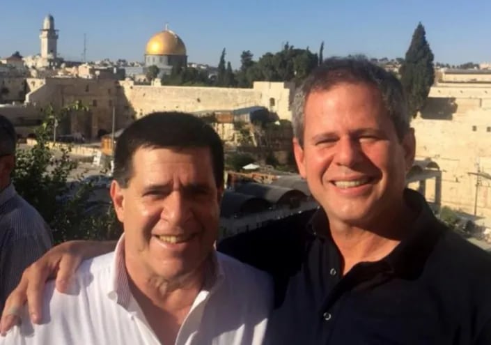 Horacio Cartes aparece abrazado a Darío Messer durante una visita oficial a Israel. El “doleiro” formaba parte hasta de las comitivas oficiales durante la presidencia de su “hermano del alma”.
