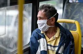 Un pasajero con mascarilla en un bus en Ciudad de Guatemala.