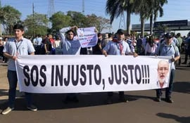 Protesta de empleados desvinculados de Itaipú señalan que el director general, Justo Zacarías Irún, es injusto por la decisión que tomó al descontratar a 187 personas que ingresaron mediante el último concurso.