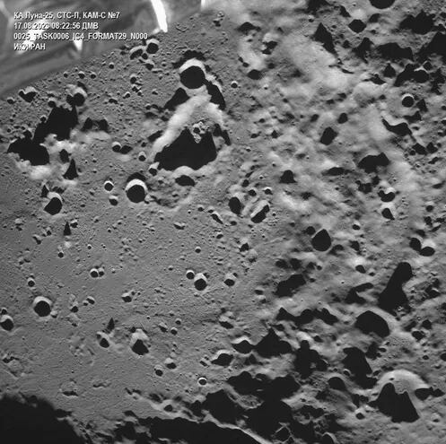 Vista de la foto difundida por la agencia espacial rusa Roscosmos enviada por la sonda Luna-25. que contiene una imagen del cráter Zeeman, en la cara oculta de la Luna.
