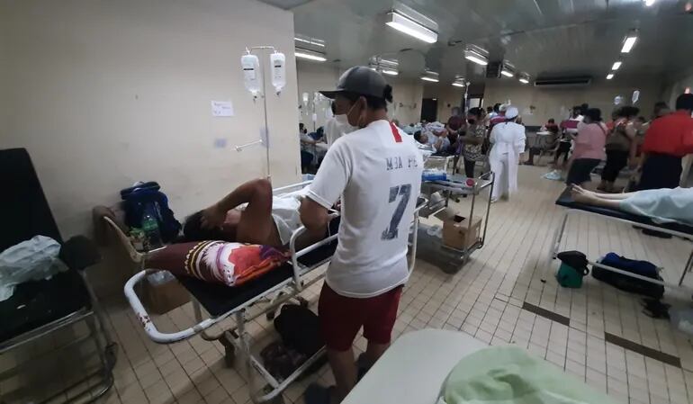 Luego de las fiestas, la Urgencia Polivalente del Hospital Nacional de Itauguá estaba ayer abarrotada de pacientes con distintas afecciones.