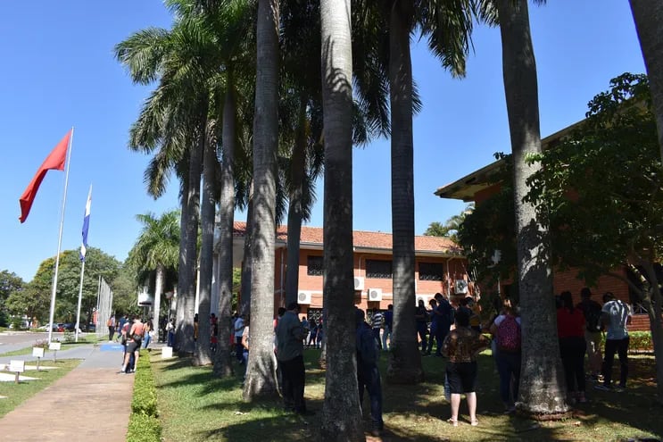 Largas filas se están viendo en estos días frente al Rectorado, en el campus de San Lorenzo, para el trámite de legalización de documentos.