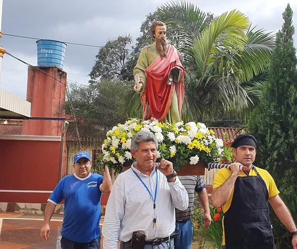 Los fieles de la parroquia San Lucas trasladan la imagen del santo patrono, tras ser acondicionado para la procesión vehicular de mañana.