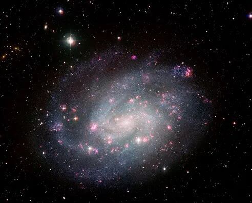 Una galaxia espiral similar a la Vía Láctea.  hoy un equipo internacional captó imágenes de la red cósmica, donde nacen las galaxias.
