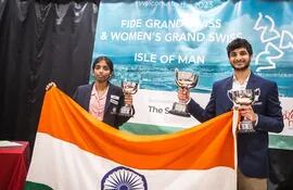 Vaishali Rameshbabu y Vidit Gujrathi ganadores del Gran Suizo FIDE 2023 (Foto Anna Shtourman FIDE).