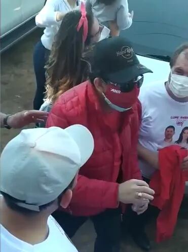 La captura del vídeo en el momento que el exsenador condenado Víctor Bogado se acercaba al acto de "Nenecho" Rodríguez.