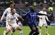Romelu Lukaku, delantero del Inter, intenta controlar el balón ante la marca de dos jugadores del Empoli .