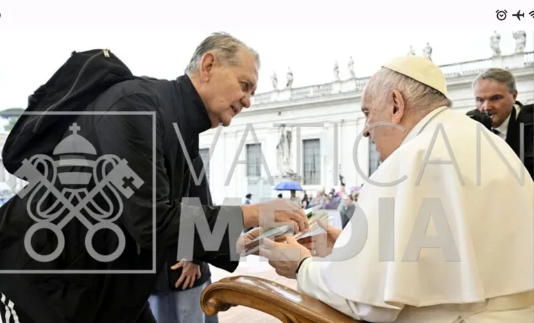 El Papa Francisco recibe un libro que resume los crímenes de la dictadura stronista
