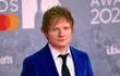 Con un traje de terciopelo azul, Ed Sheeran desfiló ayer por la alfombra roja de los Brit Awards y anunció su nuevo lanzamiento junto a Taylor Swift.