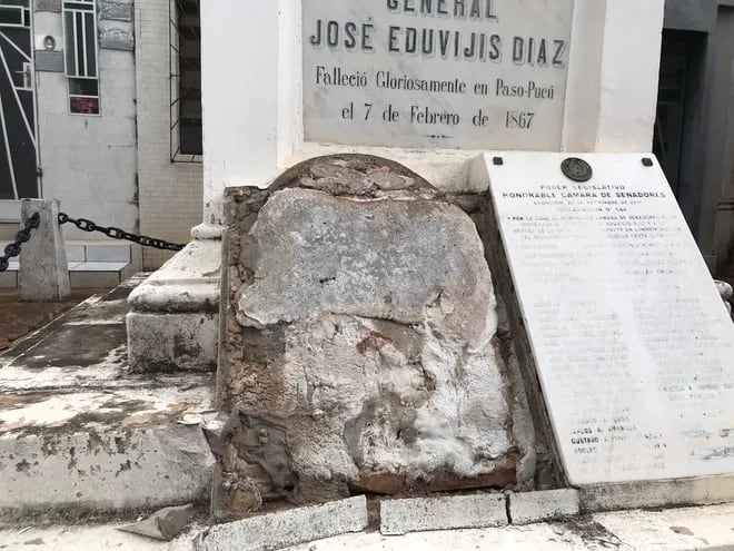 Robaron una placa de la tumba del General José E. Díaz